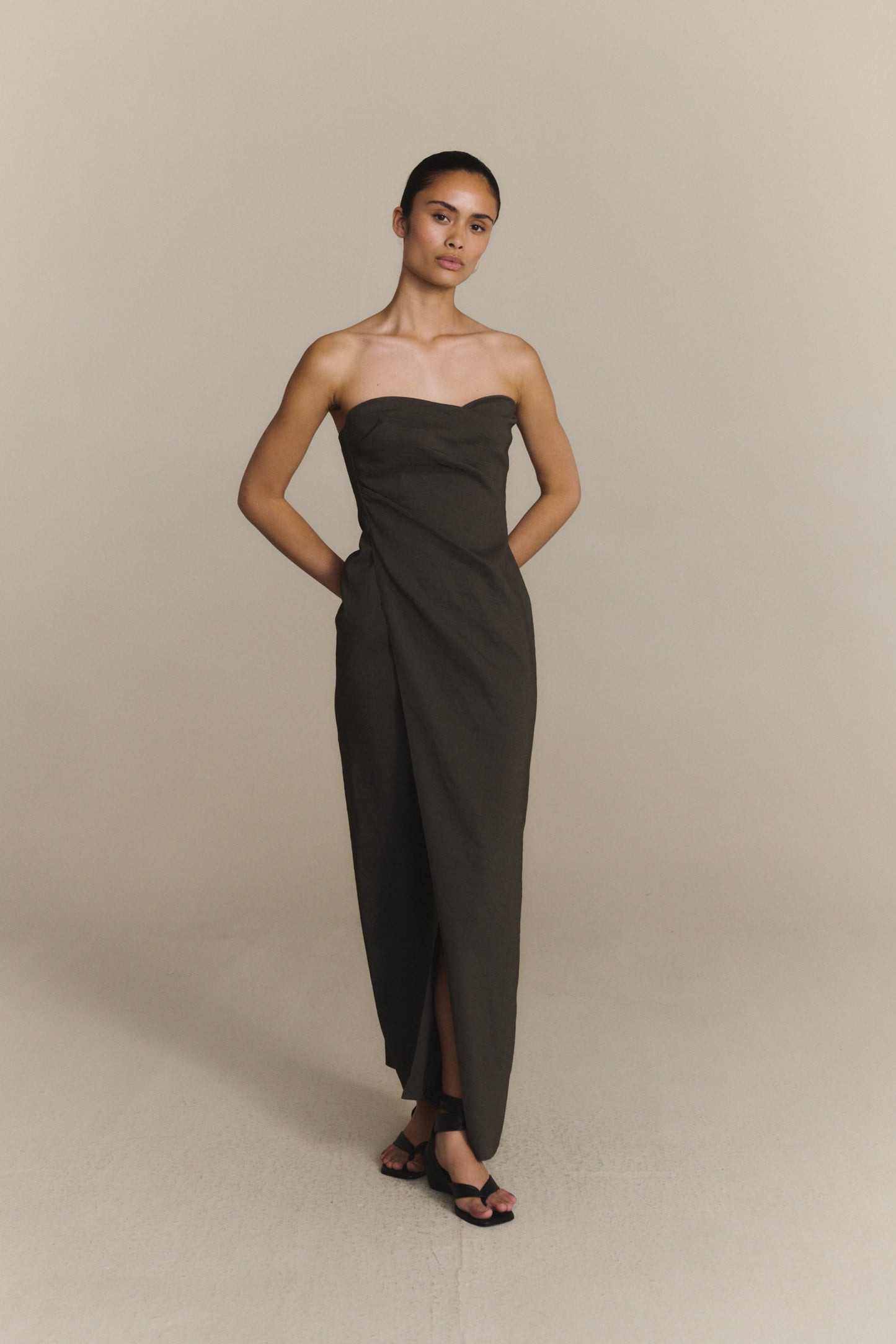 Brenna, vestido palabra de honor gris oscuro