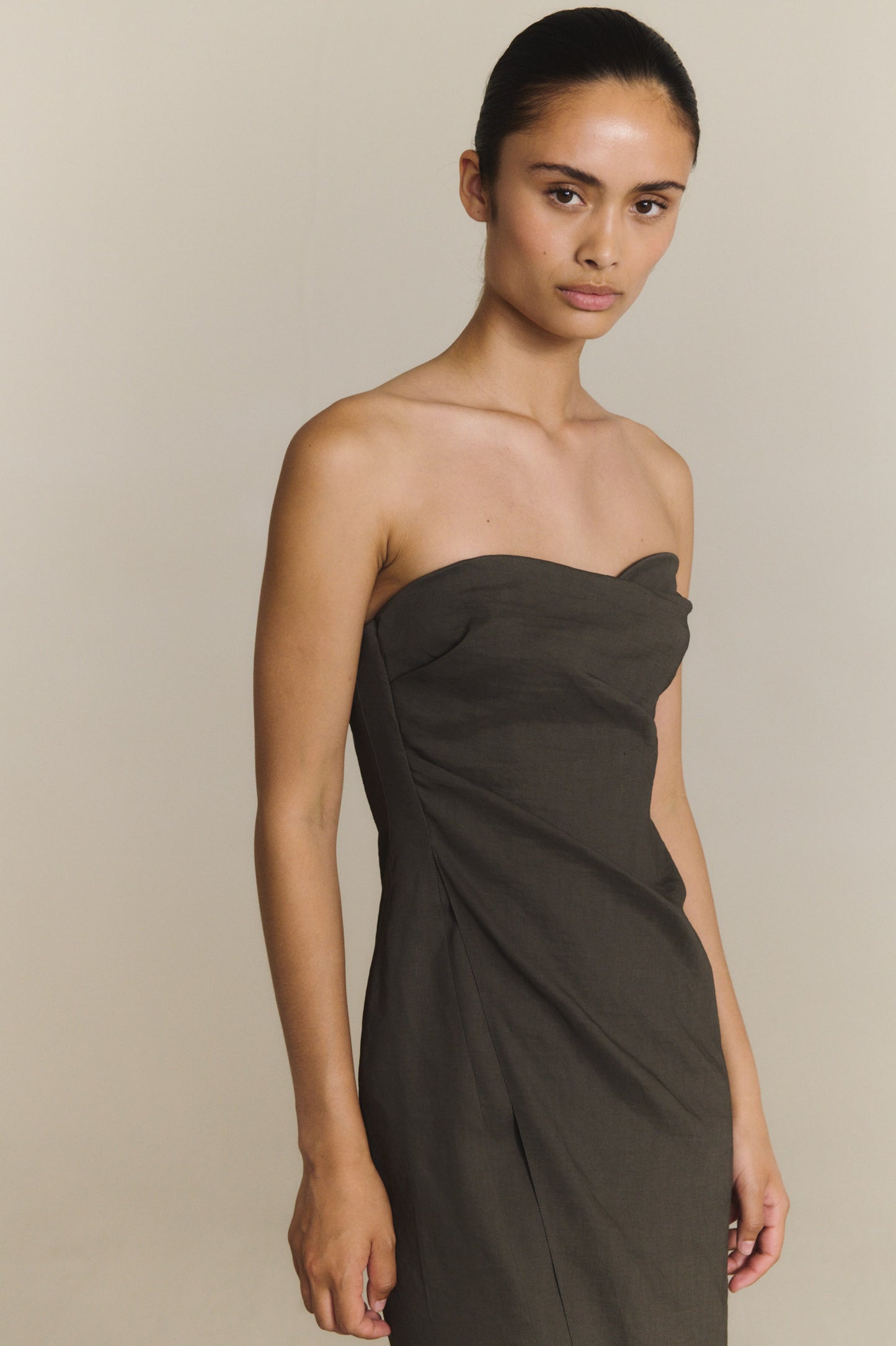 Brenna, vestido palabra de honor gris oscuro