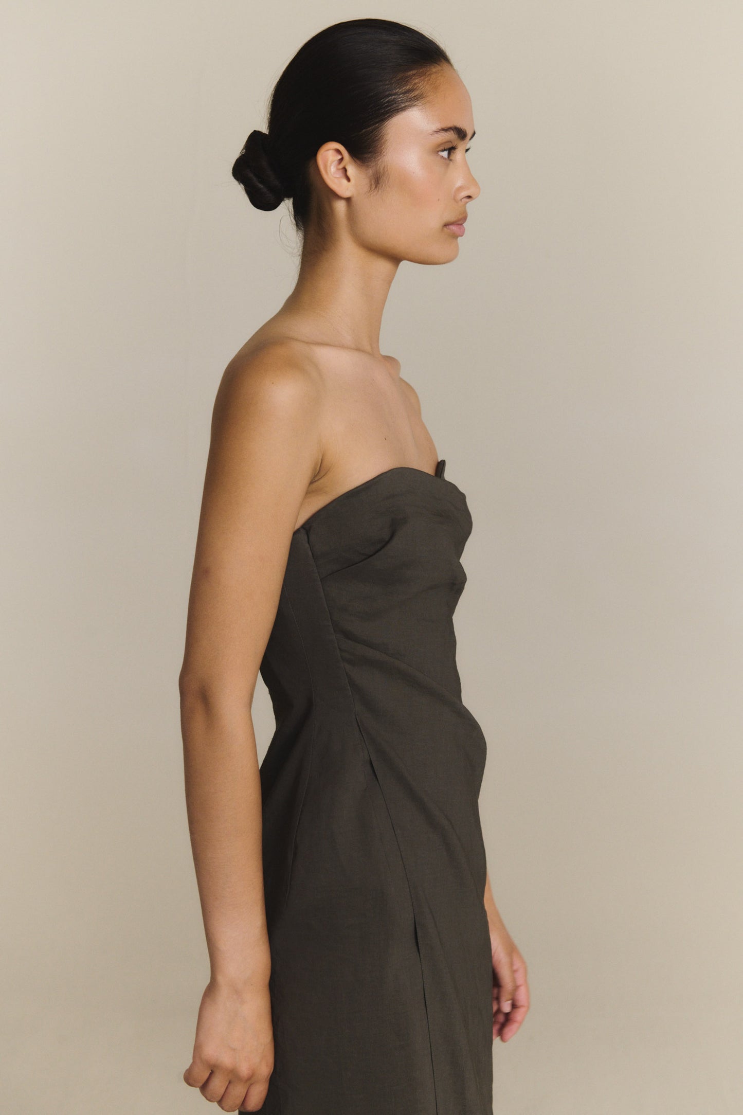 Brenna, vestido palabra de honor gris oscuro