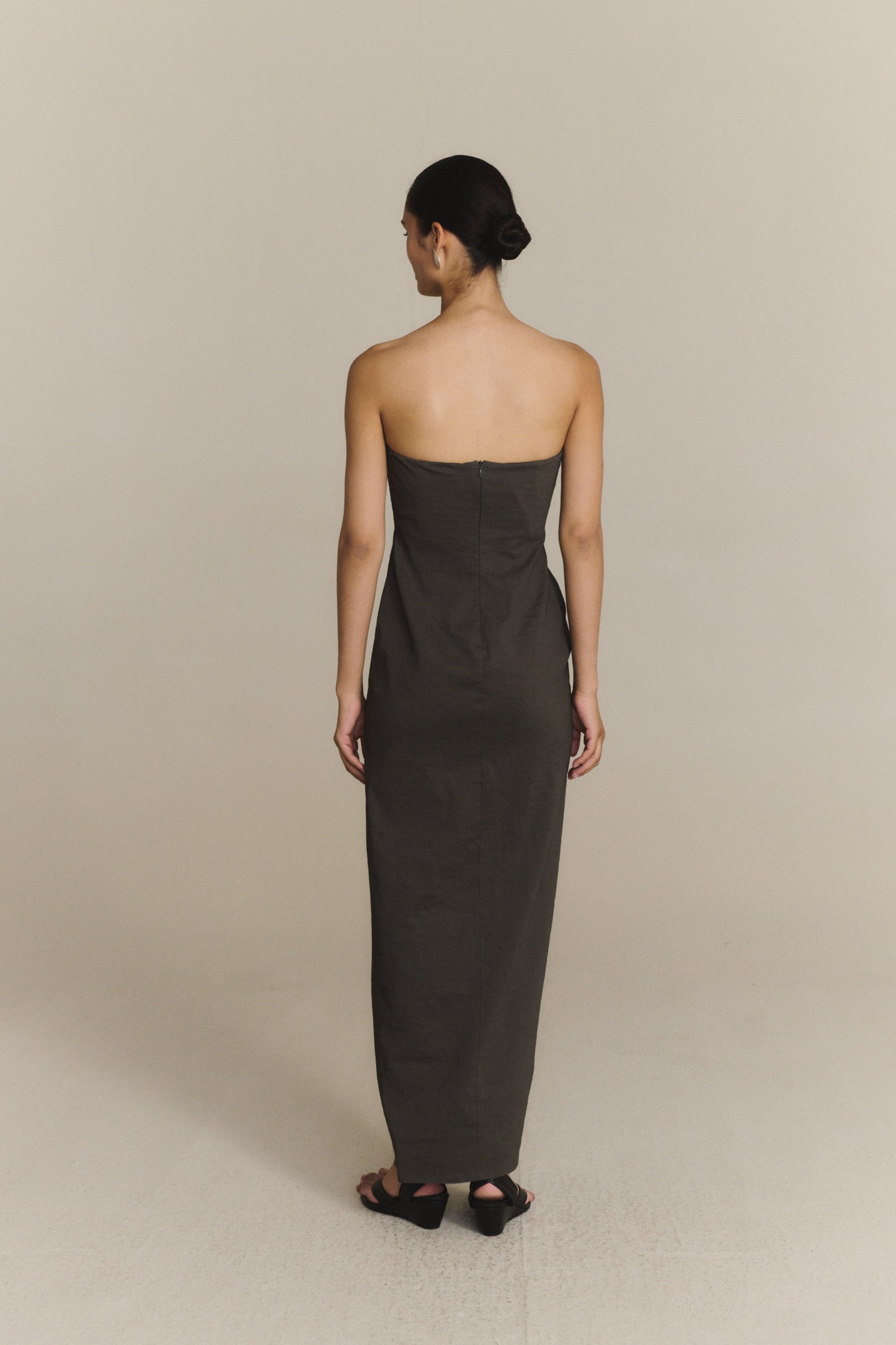 Brenna, vestido palabra de honor gris oscuro