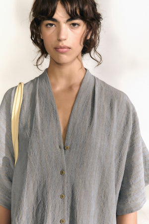 Camila, vestido a rayas de lino azul gris