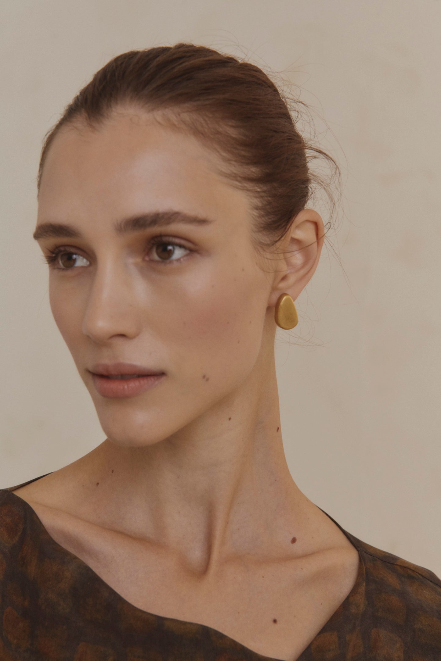 Mizar right, golden oval earring