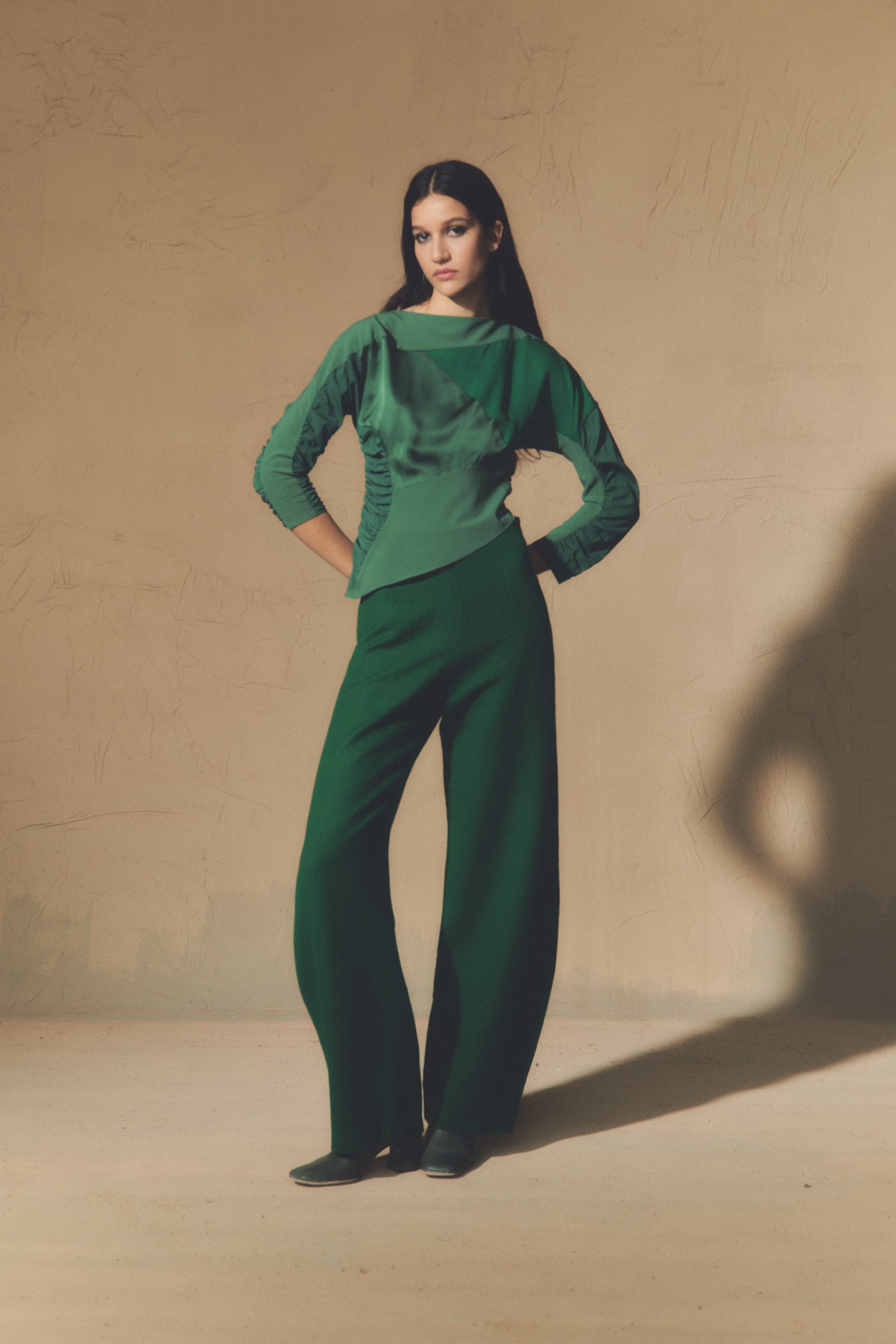 Viena, pantalón en lino y lana virgen verde esmeralda