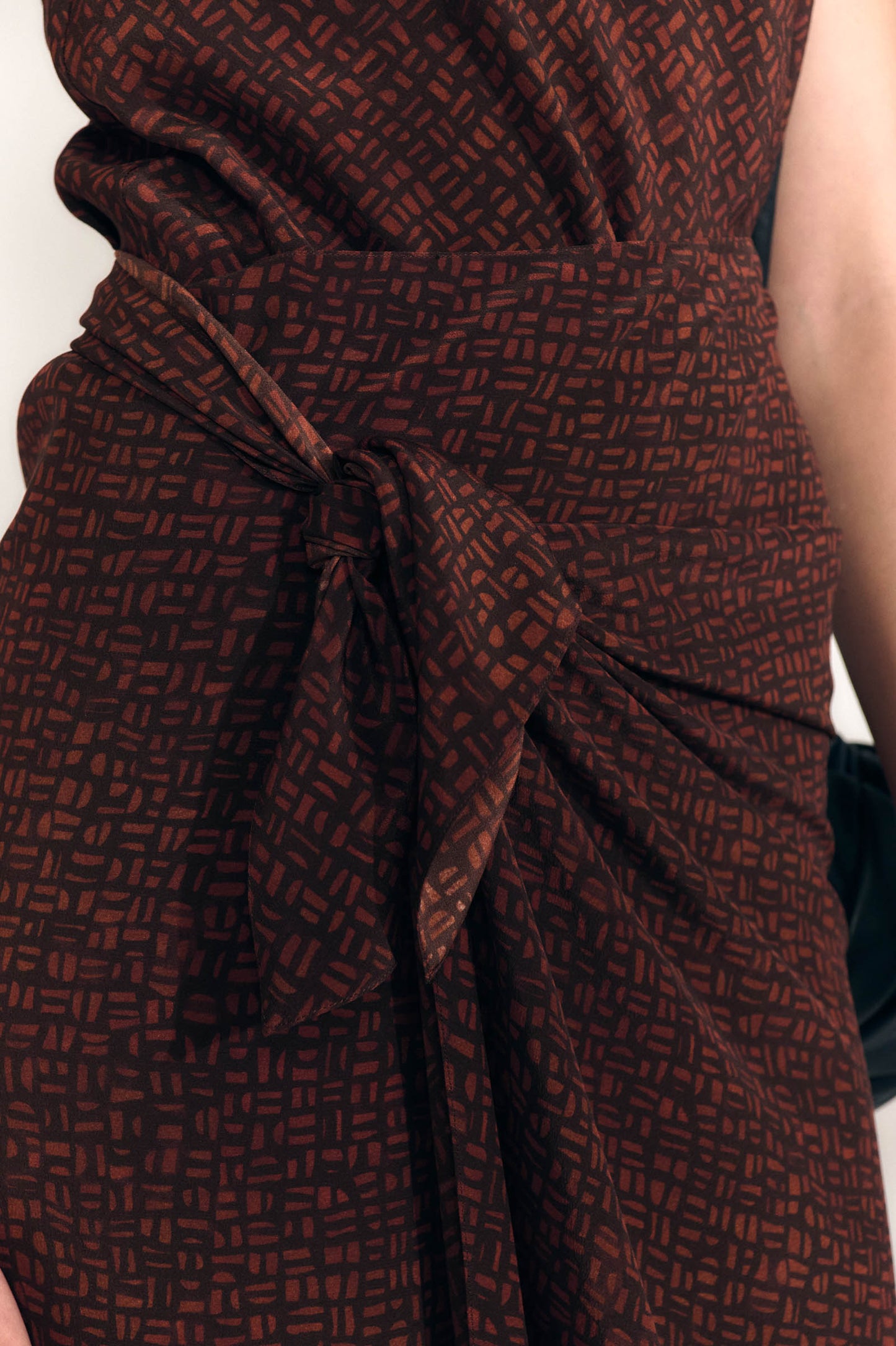 Corallo, vestido halter de seda kenta print