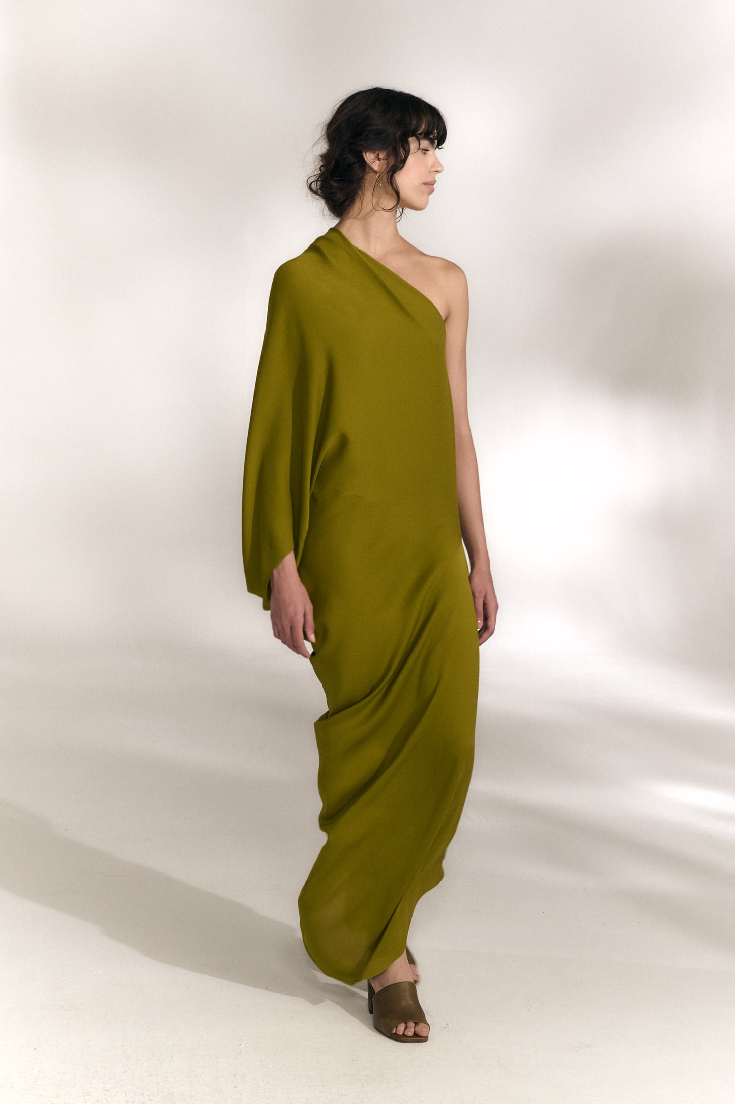 Delore, vestido asimetrico de seda rojo coral