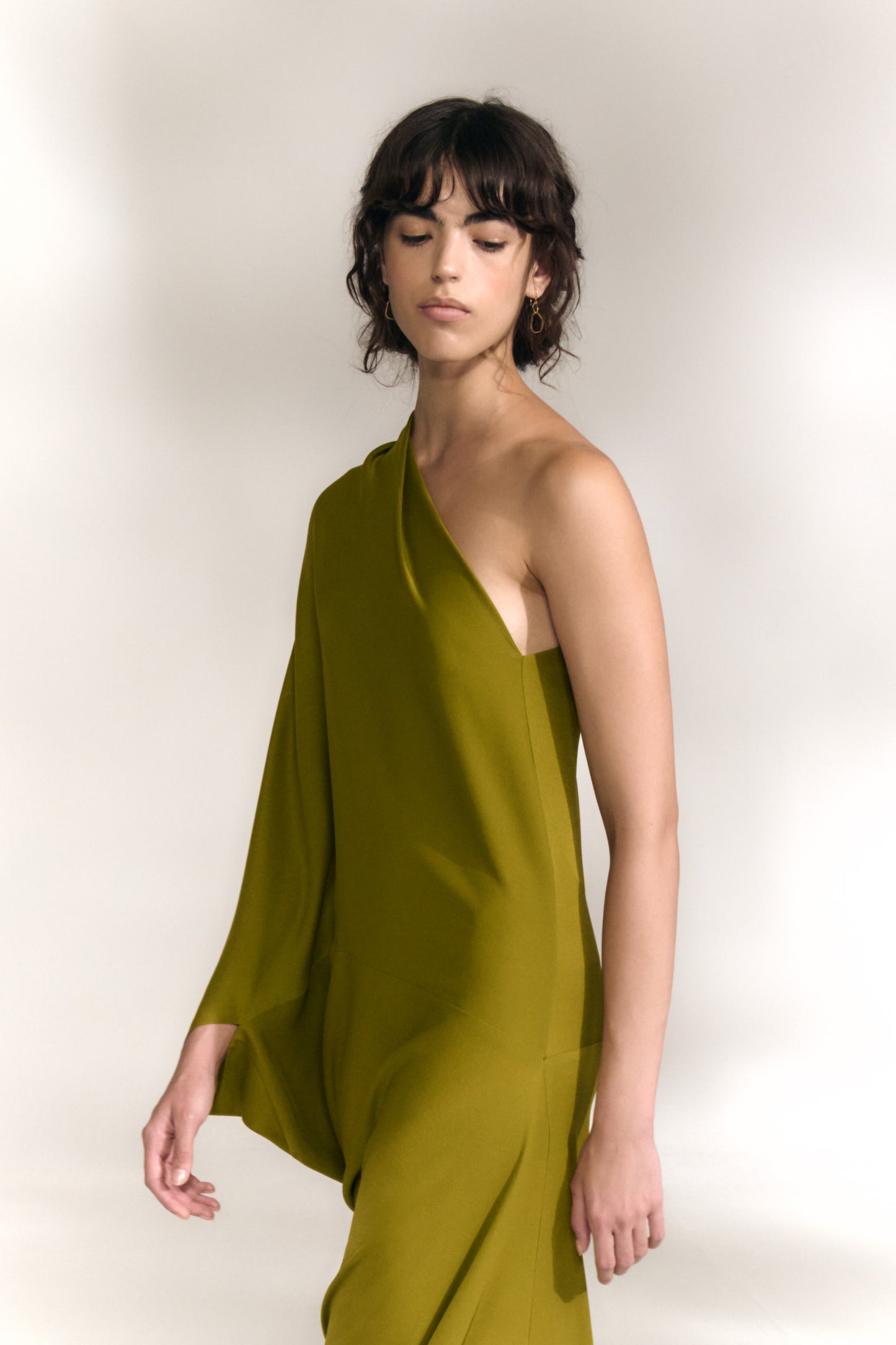 Delore, vestido asimetrico de seda rojo coral