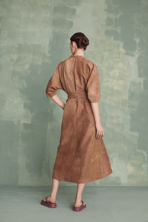 Dune, dressed in maltinto linen and silk