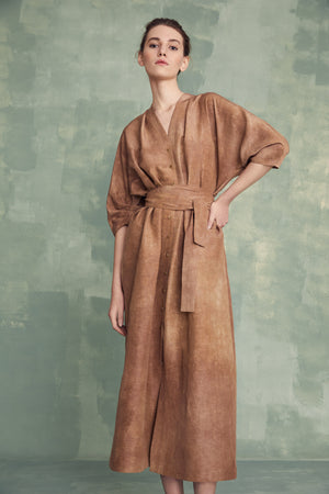 Dune, dressed in maltinto linen and silk