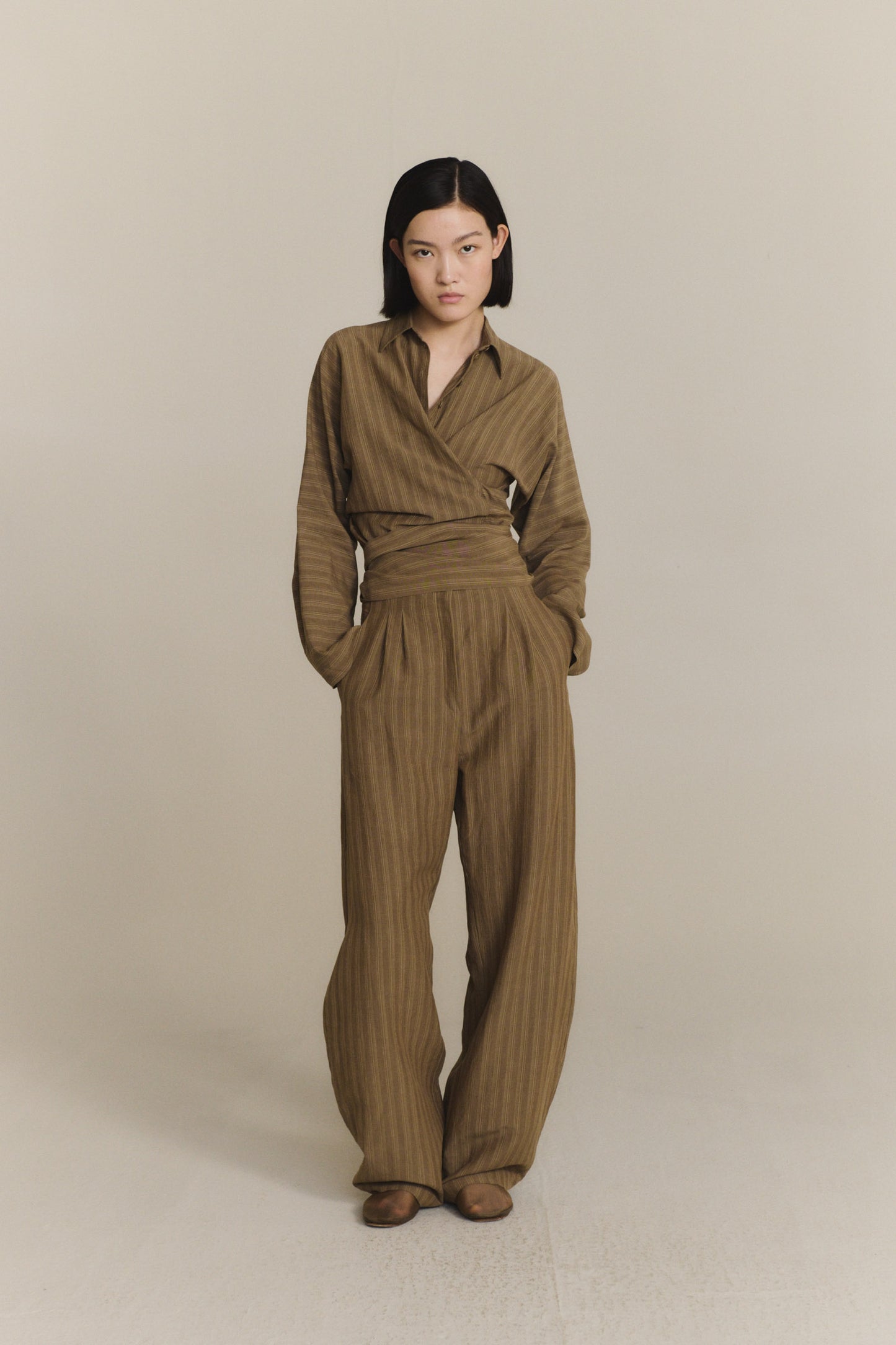 Edith, pantalon de lino a rayas marron