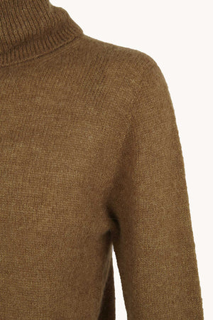 Eira, jersey de cuello vuelto de alpaca y seda tabaco
