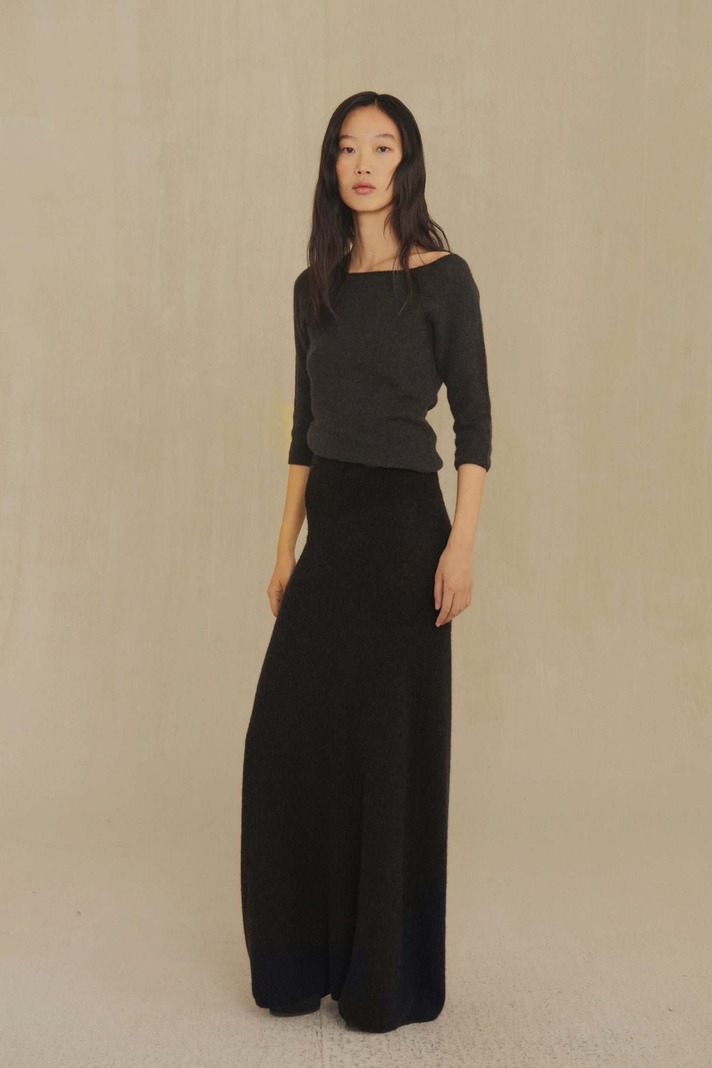 Eira, top de punto con cuello barco marron oscuro