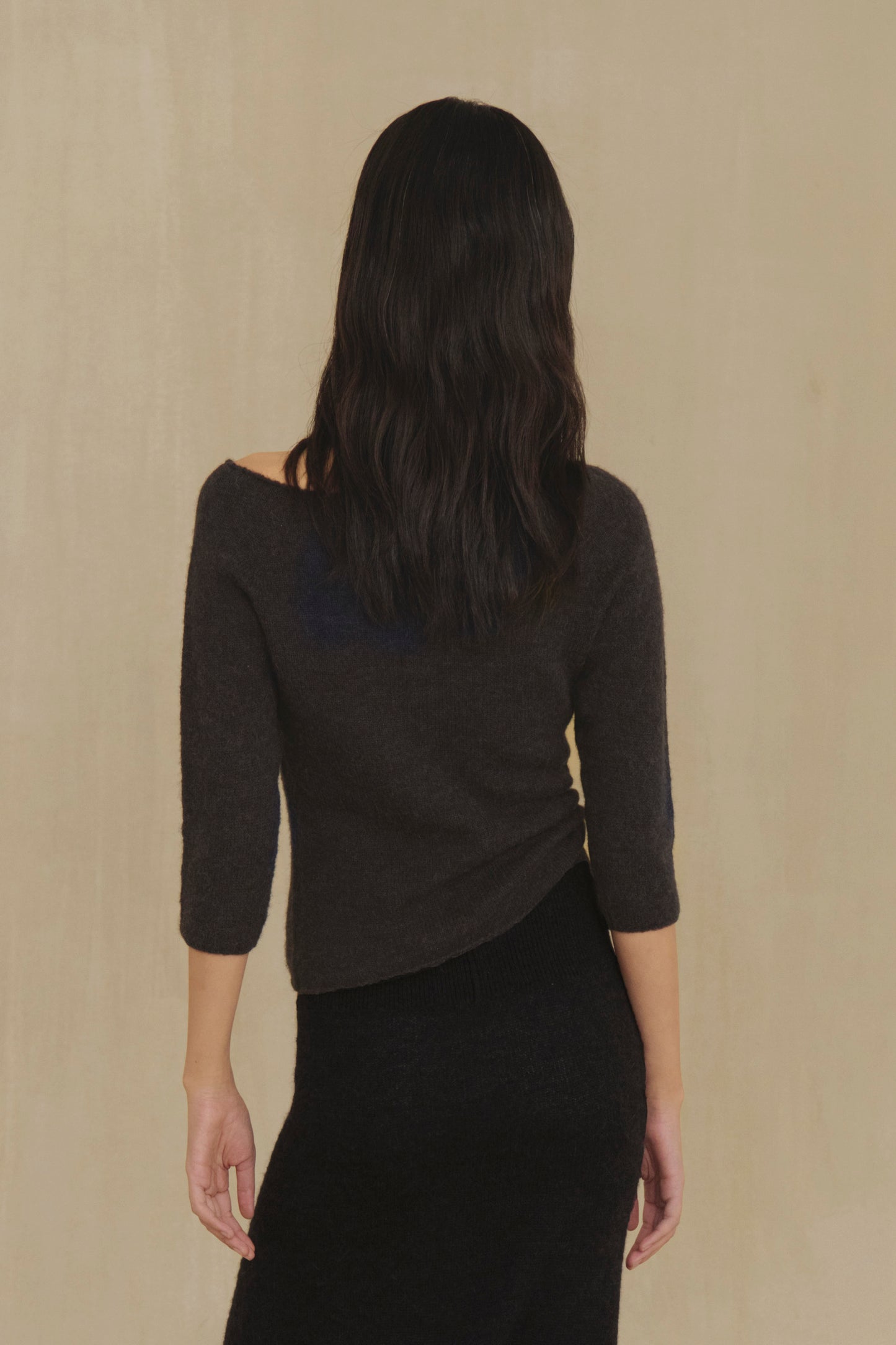 Eira, top de punto con cuello barco marron oscuro