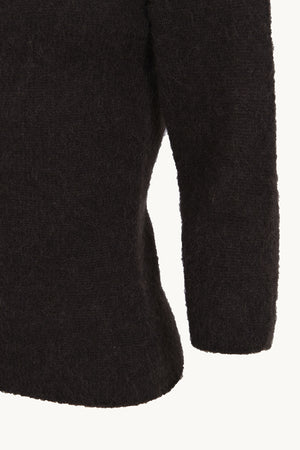 Eira, top de punto con cuello barco marron oscuro