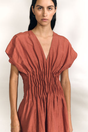 Elena, vestido largo fruncido cayena