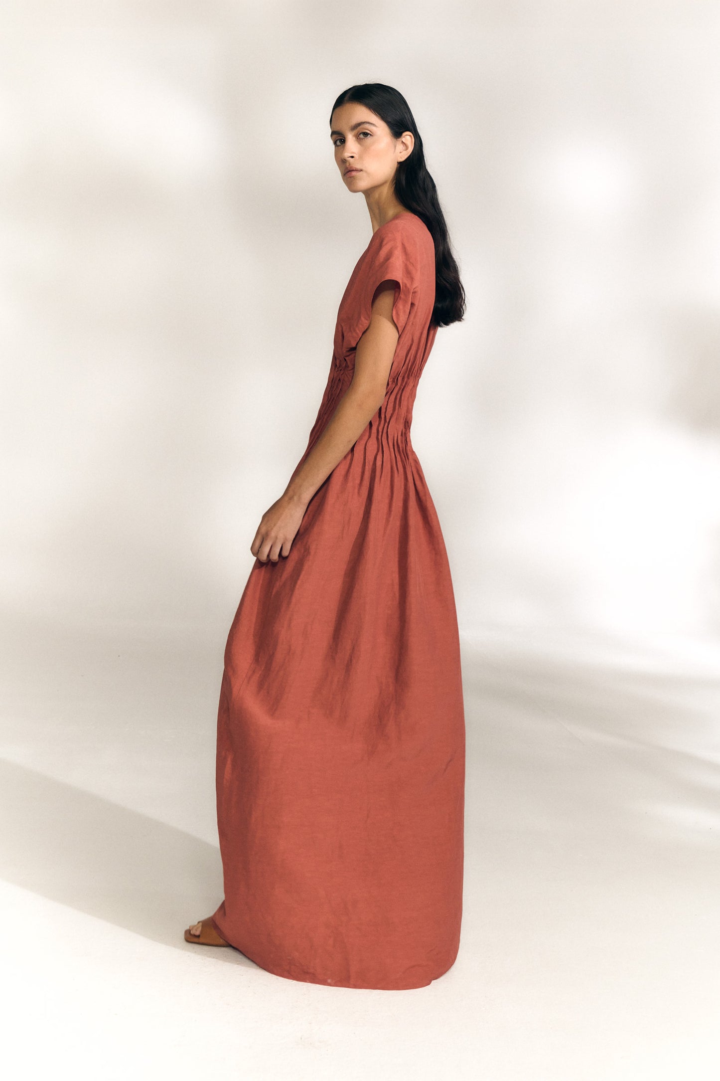 Elena, vestido largo fruncido cayena