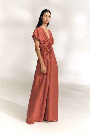 Elena, vestido largo fruncido cayena