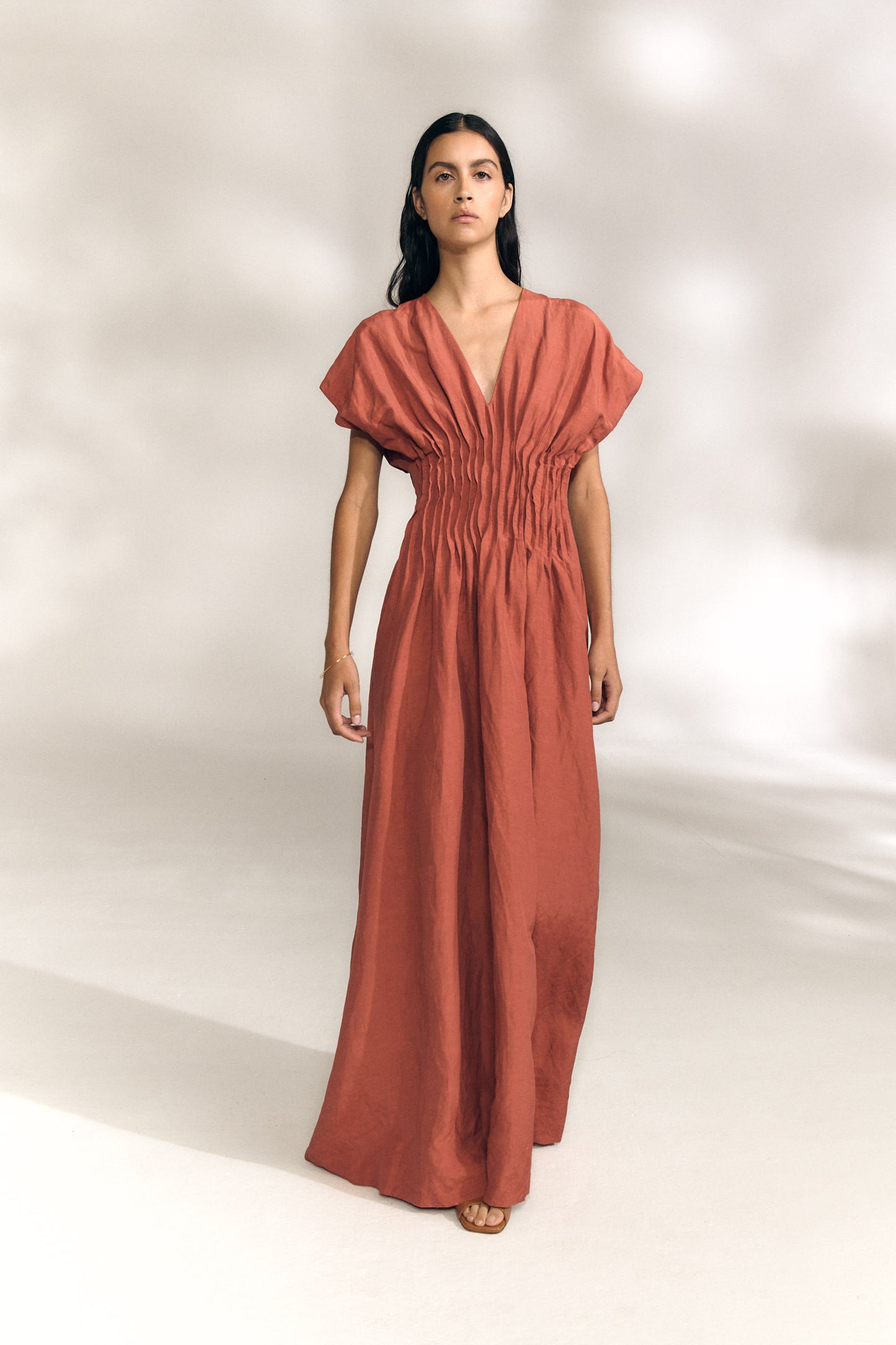 Elena, vestido largo fruncido cayena