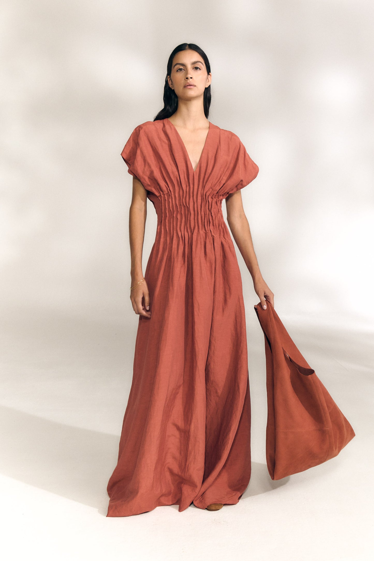Elena, vestido largo fruncido cayena