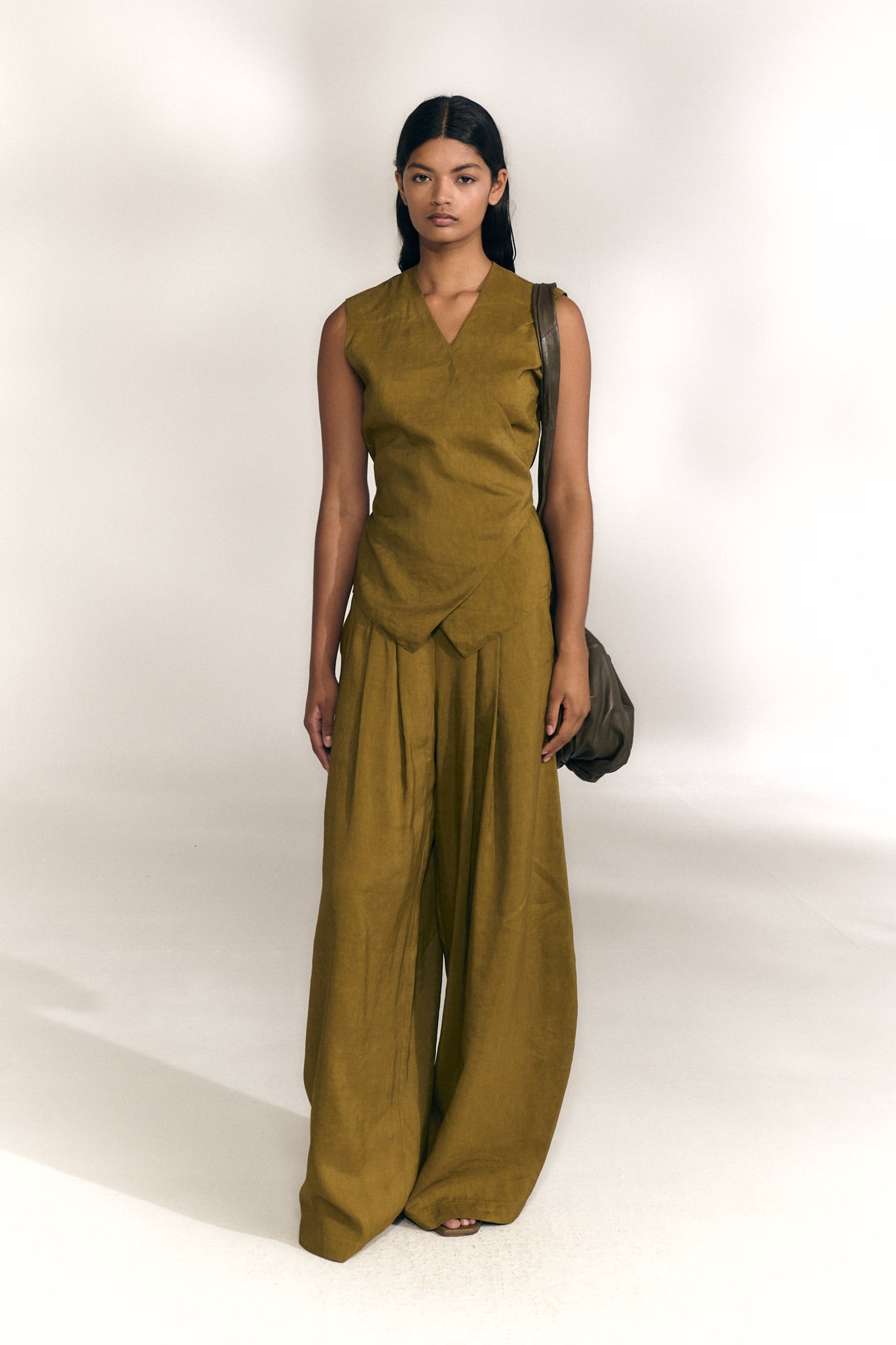 Elena, chaleco cruzado verde oliva