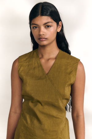 Elena, chaleco cruzado verde oliva