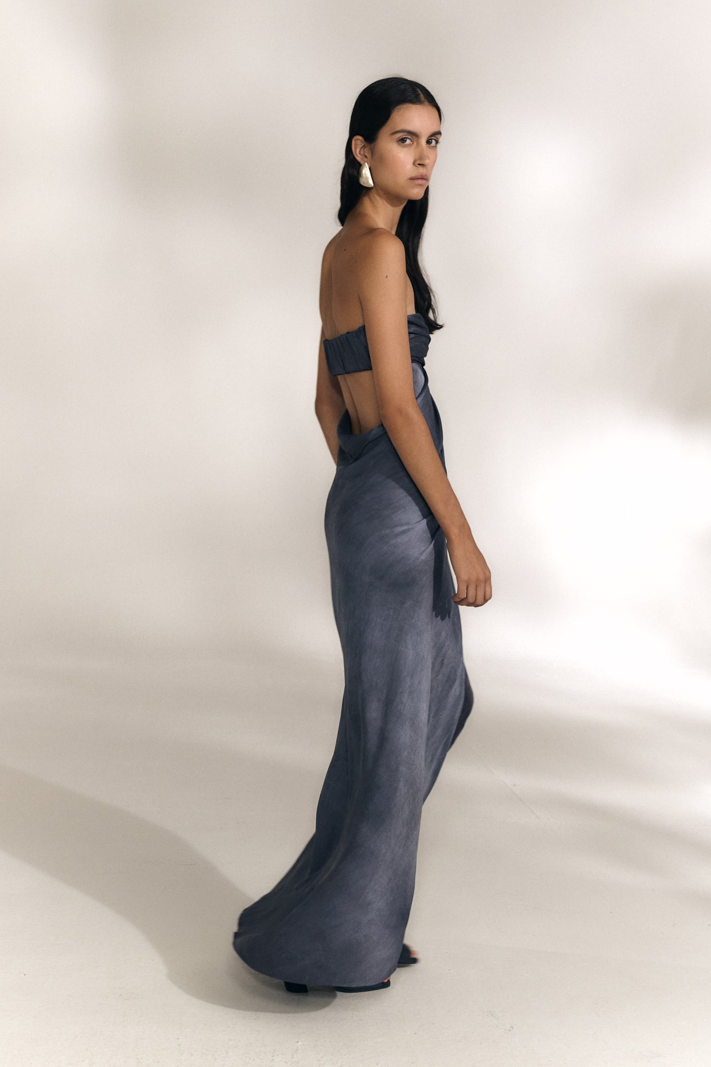 Elira, vestido palabra de honor azul maltinto