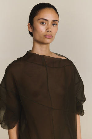 Elke, vestido de chiffon de seda gris carbon