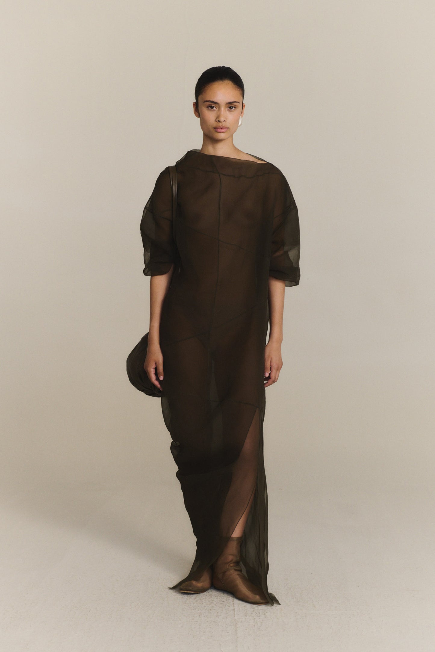 Elke, vestido de chiffon de seda gris carbon