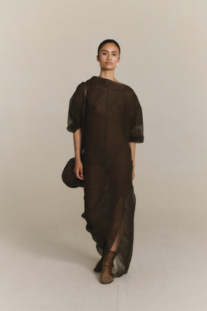 Elke, vestido de chiffon de seda gris carbon