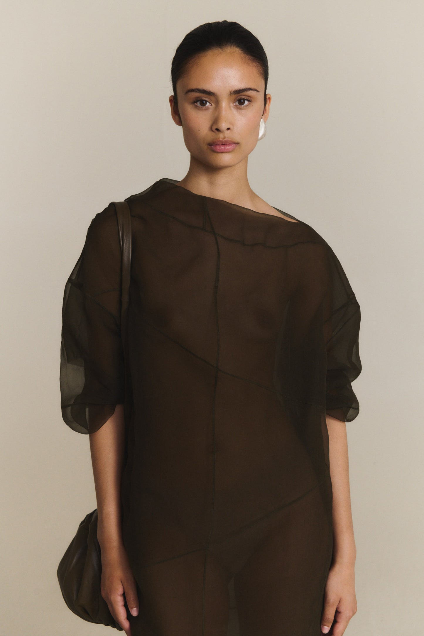 Elke, vestido de chiffon de seda gris carbon