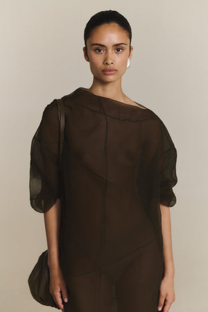 Elke, vestido de chiffon de seda gris carbon