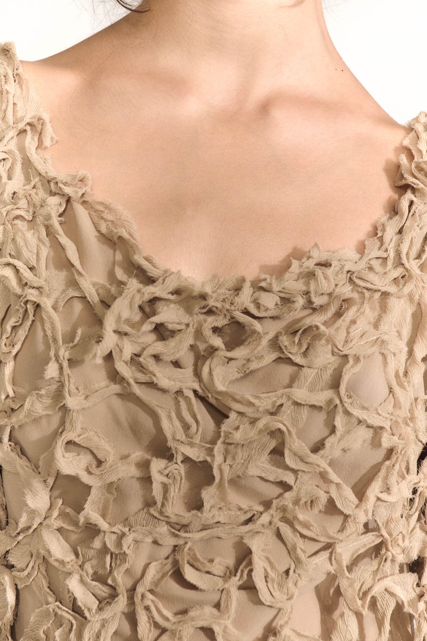 Embull, vestido de bambula de seda beige oscuro
