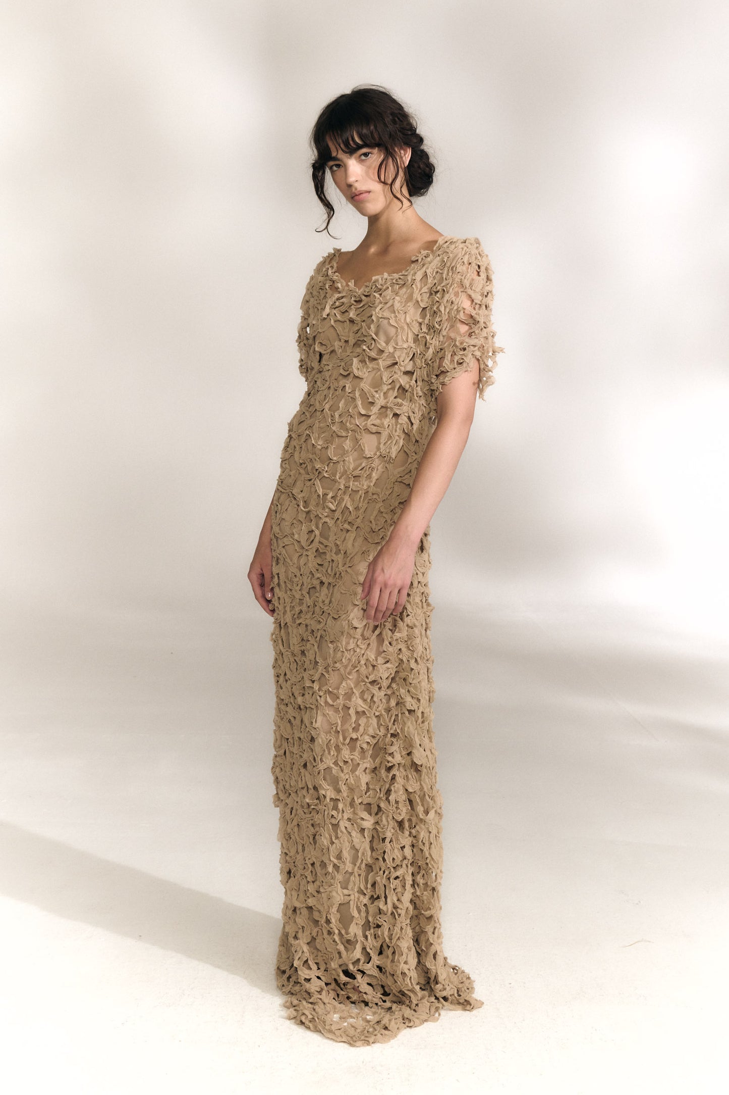 Embull, vestido de bambula de seda beige oscuro