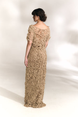 Embull, vestido de bambula de seda beige oscuro