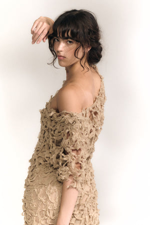 Embull, vestido de bambula de seda beige oscuro