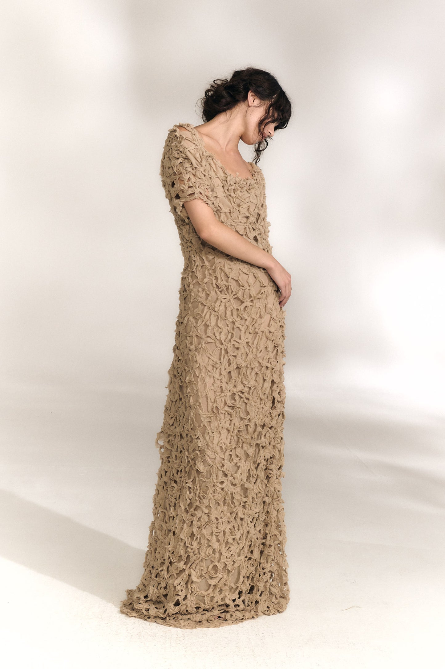 Embull, vestido de bambula de seda beige oscuro