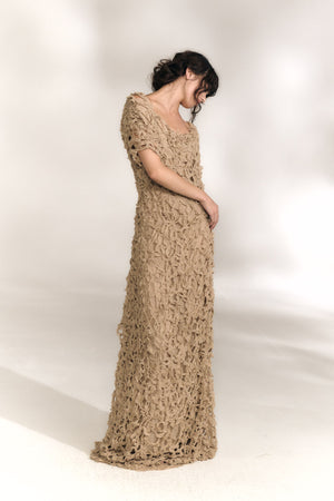 Embull, vestido de bambula de seda beige oscuro