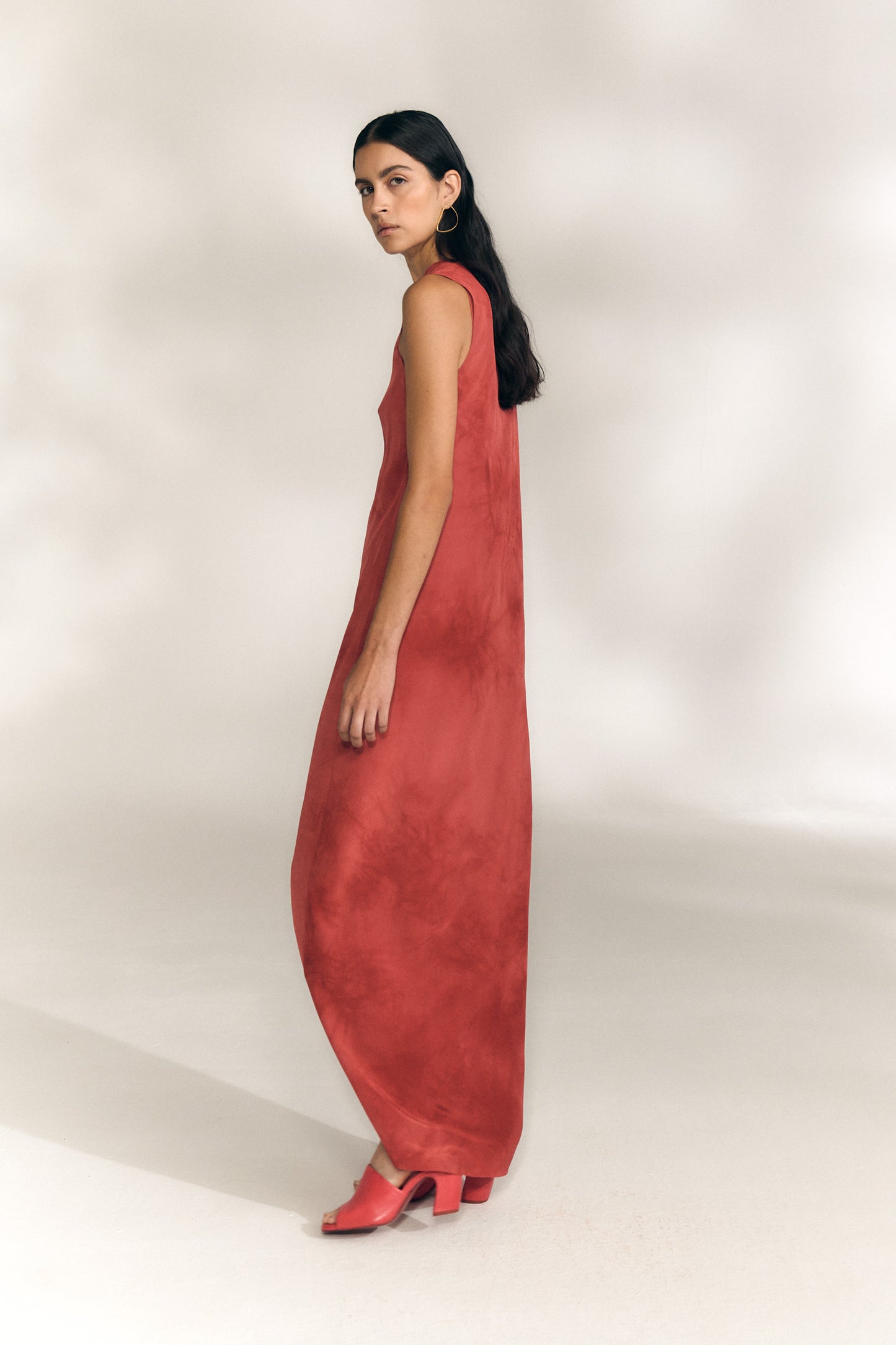 Estela, vestido envolvente de crepe de seda rojo carmin maltinto