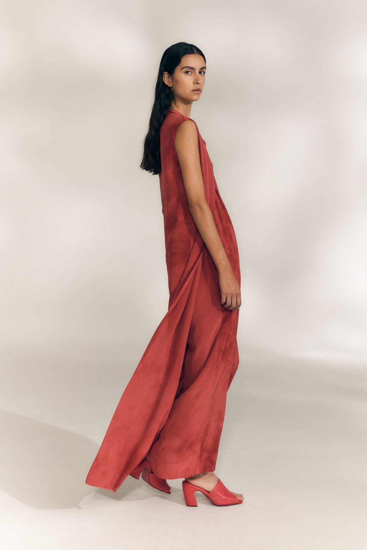 Estela, vestido envolvente de crepe de seda rojo carmin maltinto