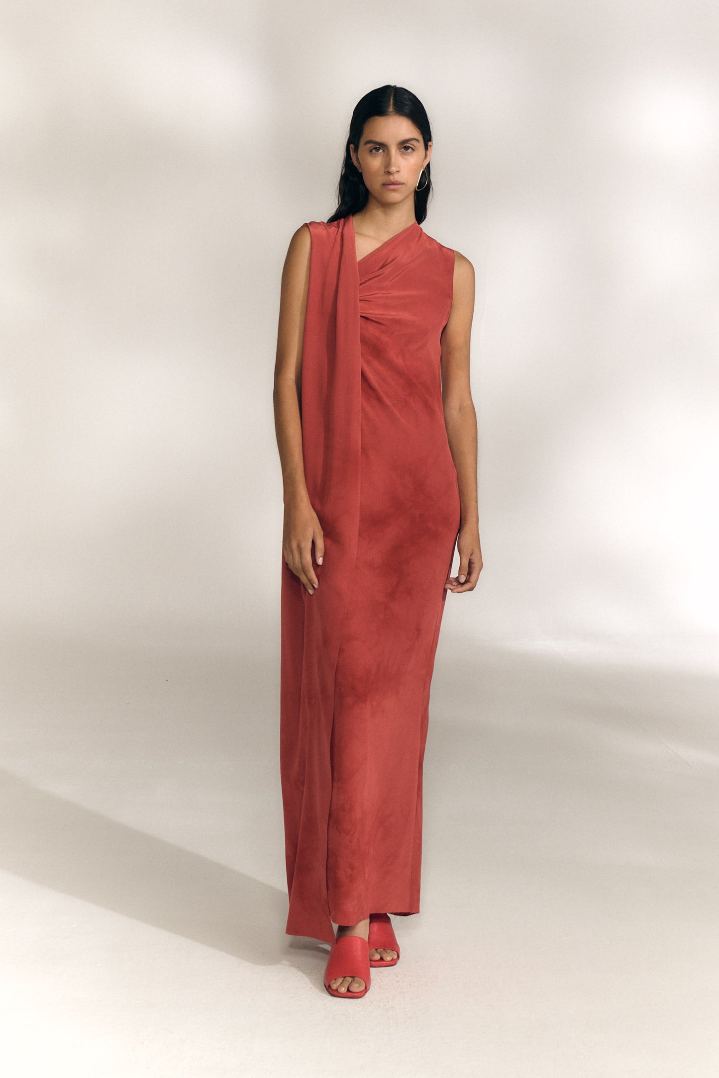 Estela, vestido envolvente de crepe de seda rojo carmin maltinto