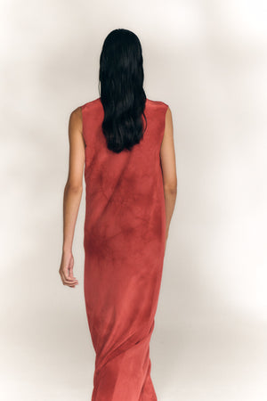 Estela, vestido envolvente de crepe de seda rojo carmin maltinto