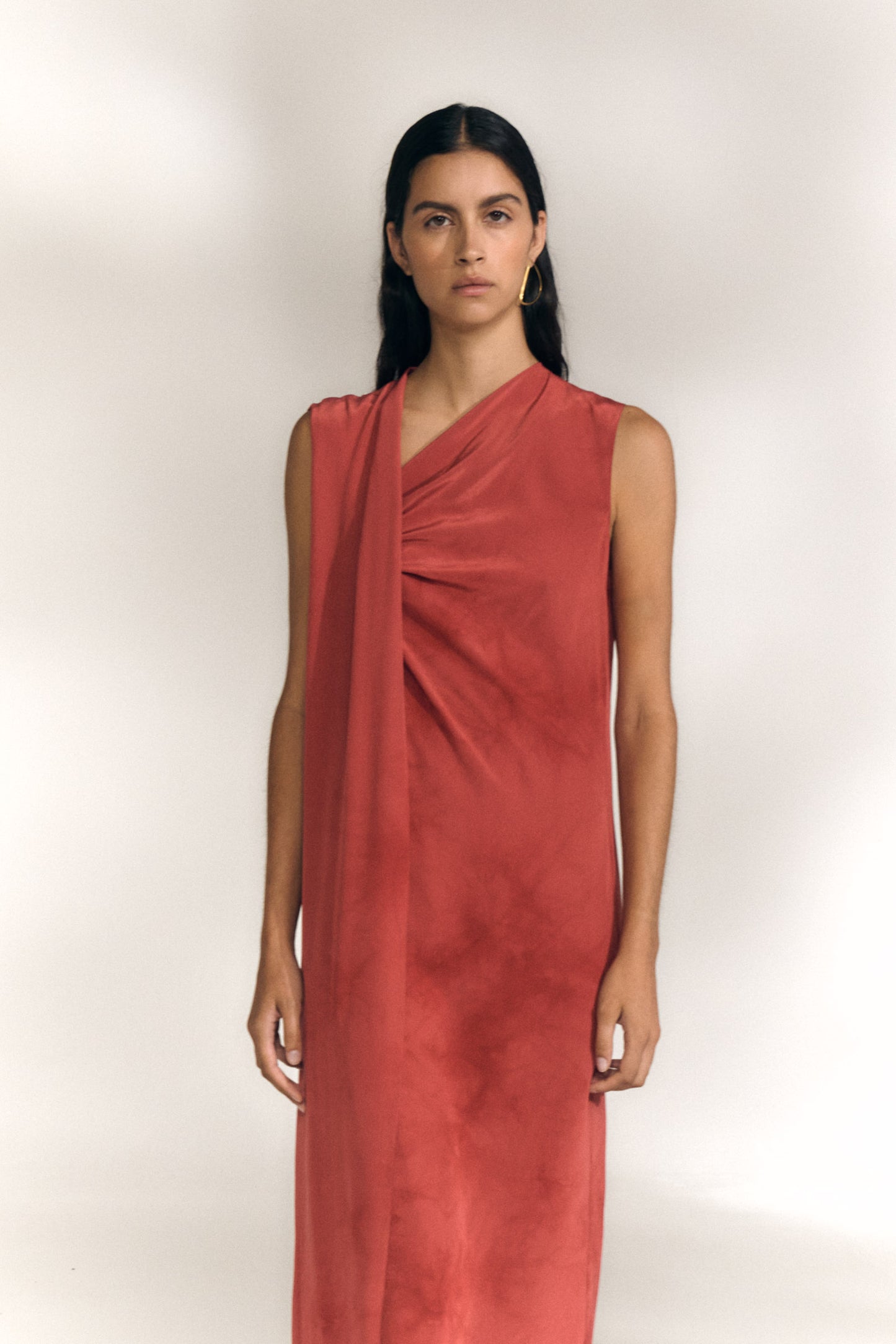 Estela, vestido envolvente de crepe de seda rojo carmin maltinto