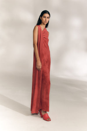 Estela, vestido envolvente de crepe de seda rojo carmin maltinto