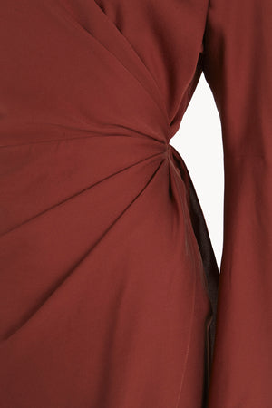 Eteria, vestido envolvente rojo tostado