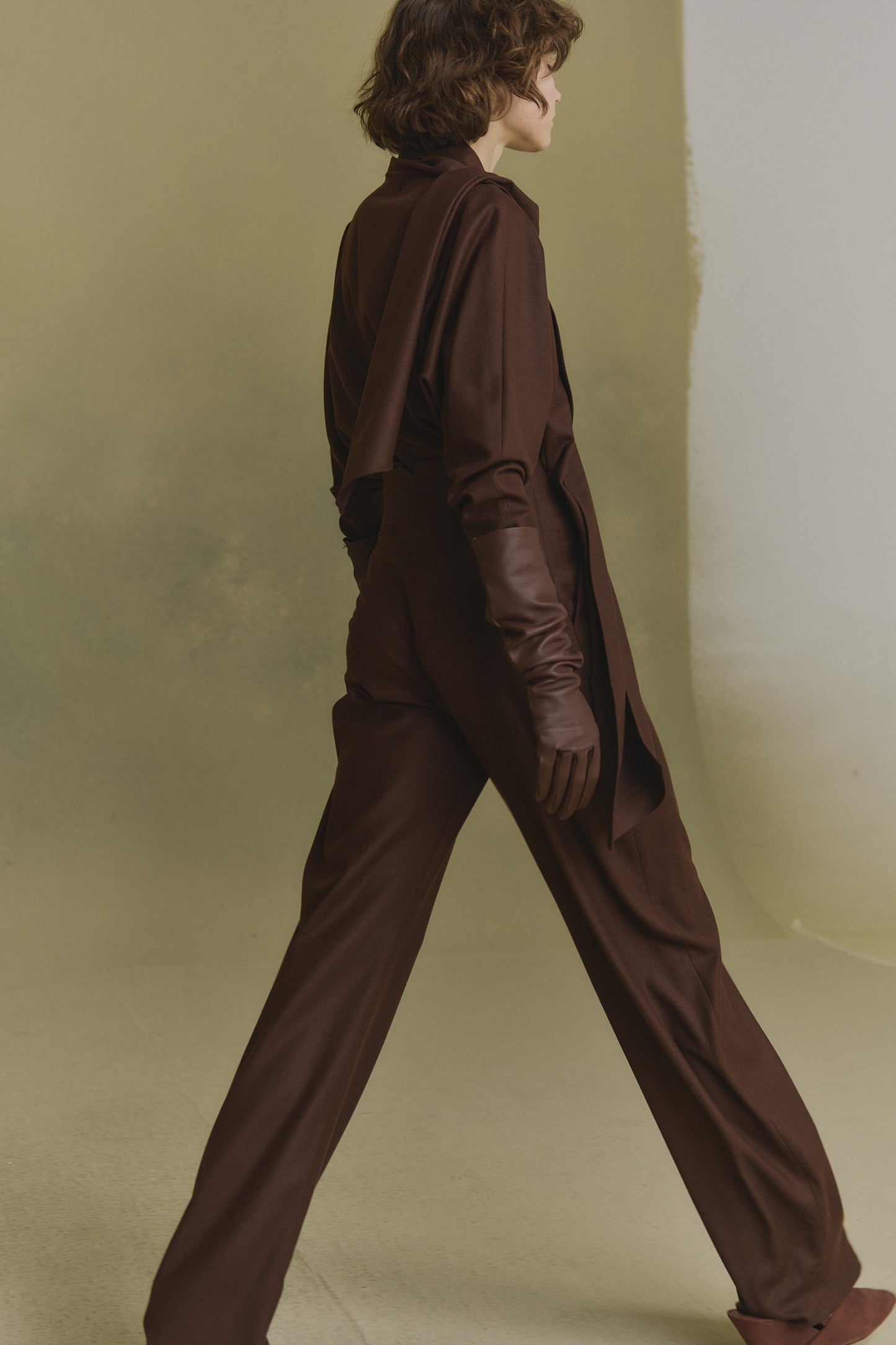 Jin,  guantes de cuero nuez