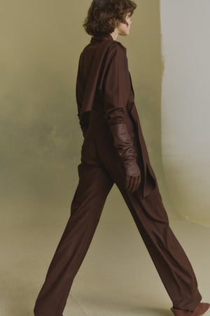 Jin,  guantes de cuero nuez