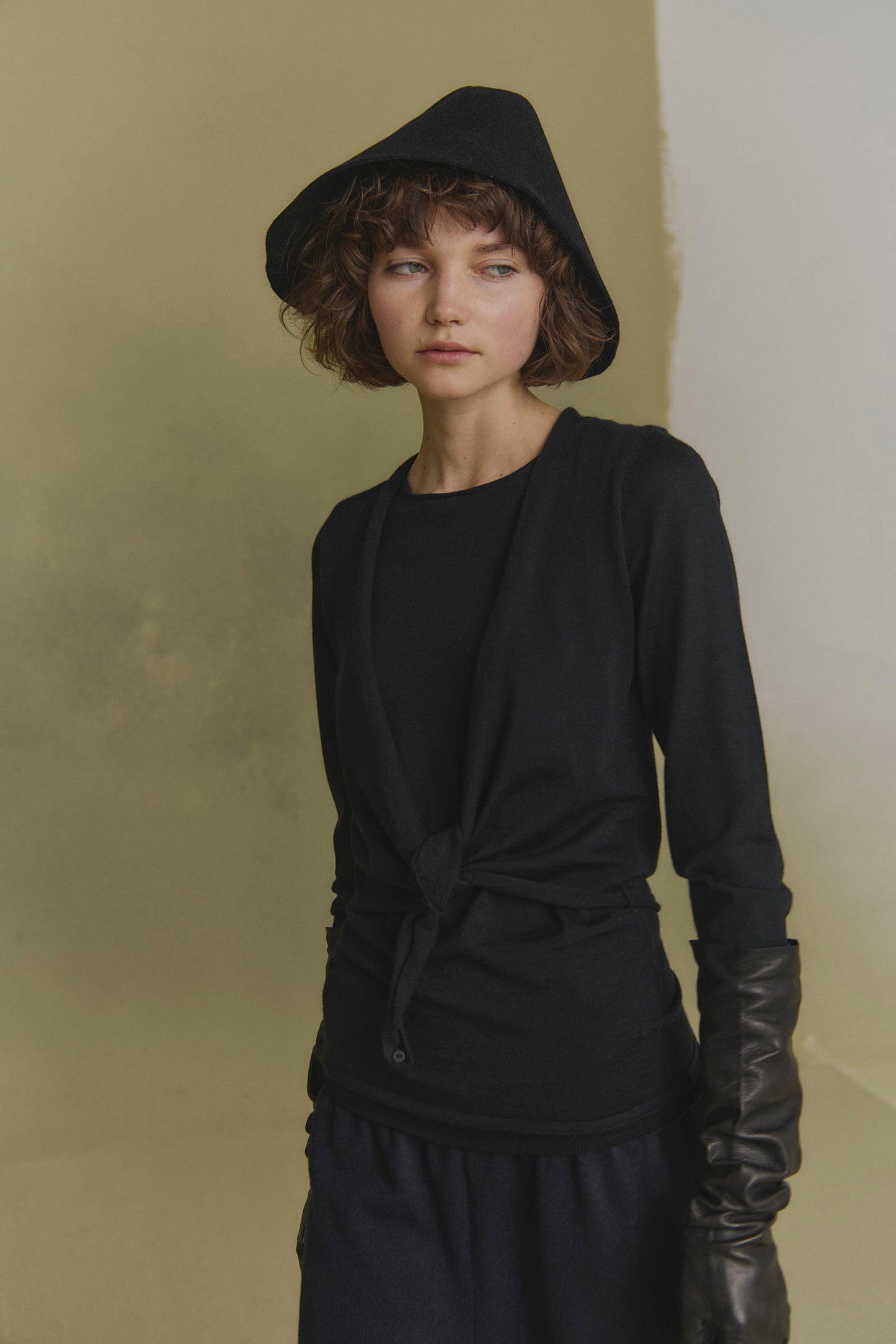 Aura, sombrero asimetrico negro