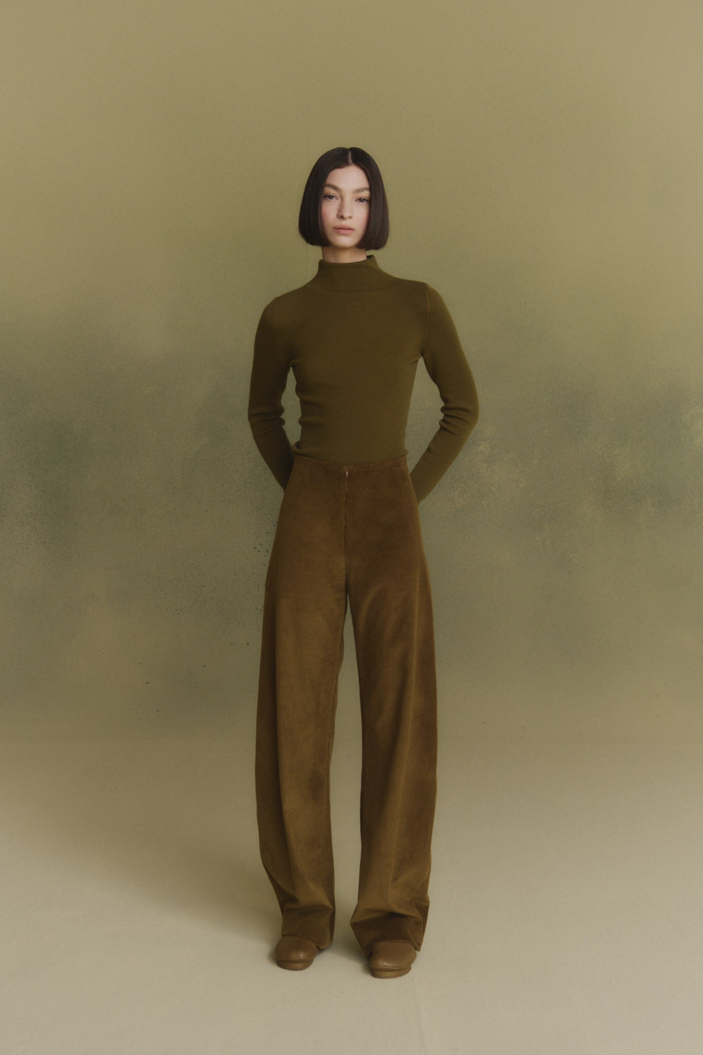 Era, pantalon de pana gris chocolate