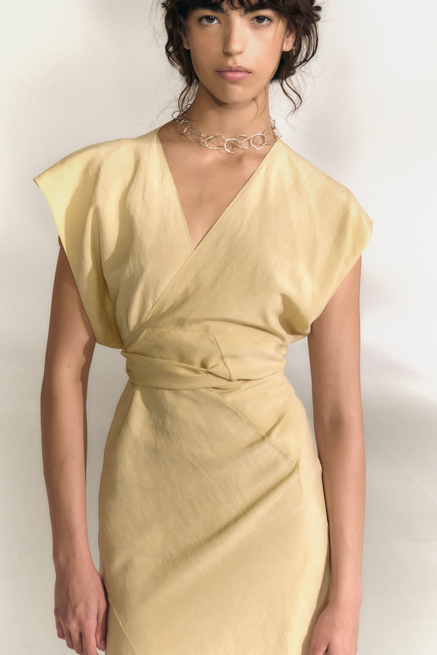 Gaia, vestido de lino y seda beige mares