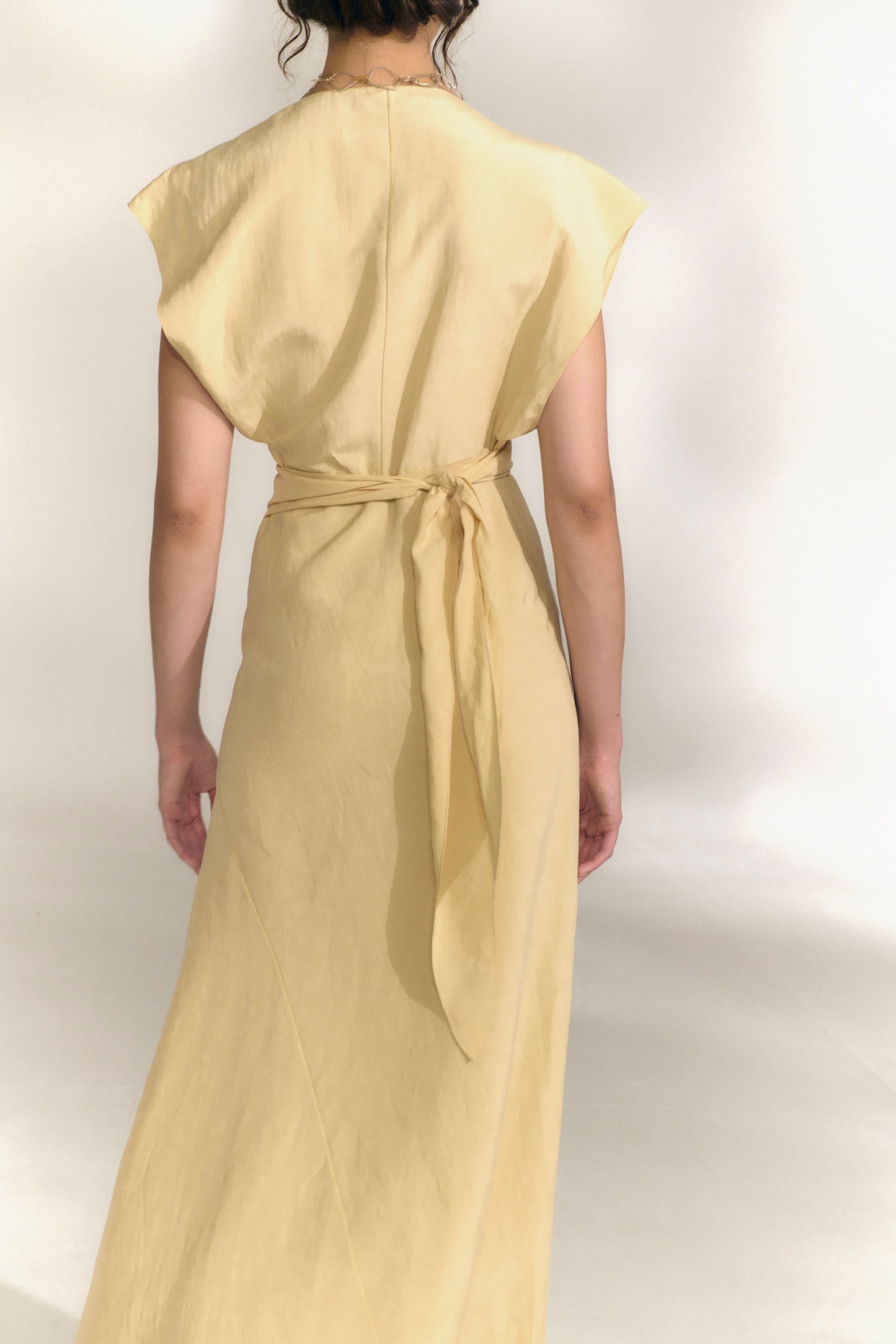 Gaia, vestido de lino y seda beige mares