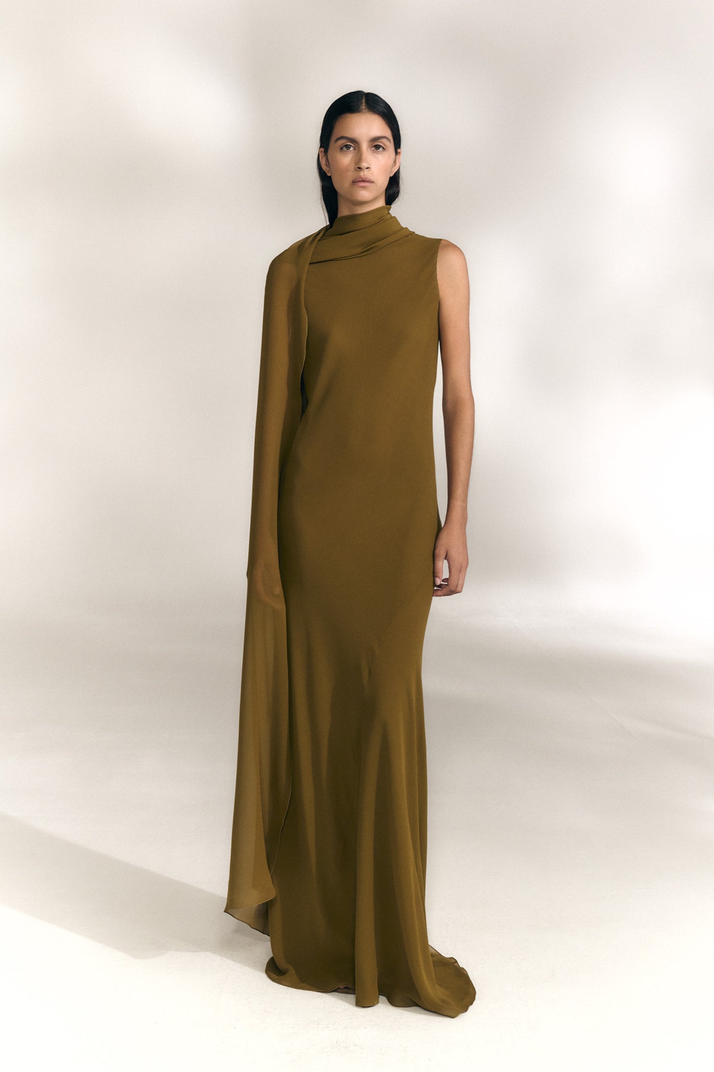 Galea, vestido con capa de seda verde musgo